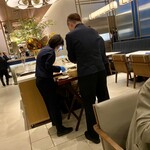 蟹王府 - MAX4人がかりで、蒸したての蟹をむいてくださる。