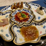 蟹王府 - ５種の前菜。手前から時計回りで、クラゲの頭、牛タン、鮑の冷製唐辛子味、キャビアとマコモだけ、よだれ鶏。