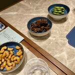 蟹王府 - こちらはつまみとしていつでも頂ける、ナッツ、ジャーキー、枝豆老酒漬け。