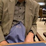 蟹王府 - ナプキンはシャツに固定出来る珍しいタイプのもの