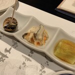 Shunsai Shungyo Otsukurino Wasabi - お通しは、バイ貝、なます、焼きナスの三品でした
