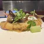 イル アオヤマ - 和良鮎のフリット　骨せんべいのせ