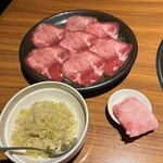 炭火焼肉　まるじゅう - ネギ盛りタン塩