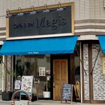 Cafe&Bal Magis - 青い日よけが目立つ Magis さん