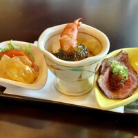 土佐料理 祢保希 新宿店 - 前菜：フルーツトマトとクラゲ和えもの、海老のゼリー掛け、和牛ロースト