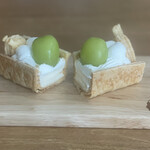 敷島屋 - シャインマスカットのパイを真っ二つにしました