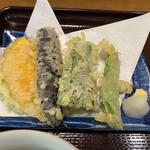 Karin - 野菜天ぷらです。左からかぼちゃ、なす、ピーマン、インゲンです。そば定食B、Cと天ぷらの種類が変わっていきます。