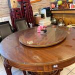 大海邊美食 - 私たちは円卓を２卓使わせていただいての昼食です。
       