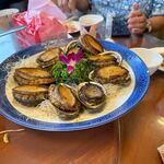 大海邊美食 - 大きなトコブシは蒸し焼きで登場、アワビって言われたけけど貝に穴が９個あったからトコブシだと思います。