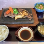 武蔵松山カントリークラブ レストラン - ”特製オージービーフの溶岩焼きステーキ・200(2,750円)”