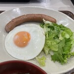 すき家 - 半熟の目玉焼きにボイルされたソーセージにレタス。