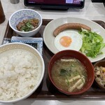 すき家 - すき家の牛小鉢ソーセージエッグ朝食520円。