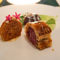 MAISON MARUNOUCHI - 豆のファラフェル キュウリのサラダとギリシャヨーグルト、サーモンフィッシュケーキ ガランガルマヨネーズ、マルノウチ ソーセージロール