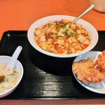 Umai - 得得セット　麻婆飯、若鶏の唐揚げ、スープ　750円（税込825円）　（夜＋100円）