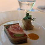 RESTAURANT PRUNIER - 前菜。タスマニアサーモンのマリネ 真っ赤なピーマンのユール仕立て。これもまた、何を主張したいのかが分からない。