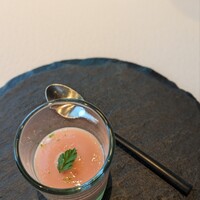 RESTAURANT PRUNIER - アミューズ。トマトムースの下にトマトコンソメのジュレ。 バジルと柑橘の香りを纏わせて。何味？美味しくなかった…