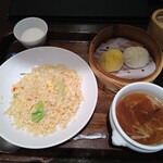 紅虎餃子房 - 蟹炒飯とフカヒレスープのセット