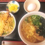 うどん王 - 本日のランチ　エビ天とじ丼とキツネうどん　天カス追加、生タマゴはサービス