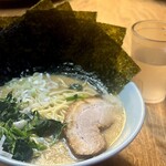 鶴一家 - 豚骨ラーメン