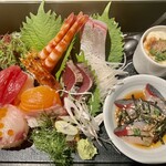 博多丸秀 - 手毬寿司、刺身、ごま鯖、もっちり豆腐、海老が入った盛り合わせ