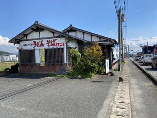 Otafuku Udon - お店は国道沿い