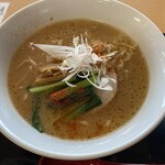丘珠キッチン - ラーメンの外観です。油が浮いていますが、あっさりしています。
