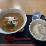 220889636 - 本日発注のラインナップ。ラーメンにはカウンターで一味唐辛子を少しかけています。お店の方々はとても親切です。