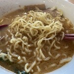 丘珠キッチン - 天地返しした後です。中太ちぢれ麺でコシのあるツルツルシコシコ頂けます。札幌ラーメンはコレじゃなきゃ！