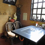 ラマサ - テーブルは1つで他はカウンター席です