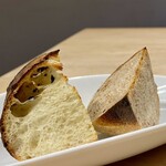 ビス トリス - 自家製パンが2種類
◇ 胡桃入り全粒粉のカンパーニュ
◇ オリーブとケッパーを練り込んだチャバッタ