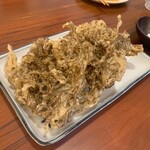 酒食処 うるか - 料理写真:もずくの天ぷら　大きな天ぷらが3個　熱々で湯気が出ている物を雪塩でいただきました。