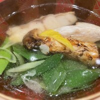 はらまさ - お椀　白甘鯛と松茸のお吸い物、九条葱も良いアクセントに。