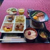 ホテルなみ - 朝食(卵の陶板焼き、肉団子、焼鳥、ベーコン、スクランブルエッグ、サンマの干物、サバの塩焼き、塩焼きそば、サラダ、ご飯、味噌汁、みかんジュース、麦茶)
