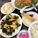 Shisen En - ランチ¥700(キクラゲと玉子と肉炒め+台湾ラーメン)+¥80(サラダ&揚げ物&漬物)