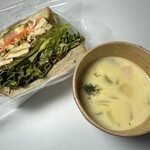 Lien - スパイシーチキン サンドウィッチ　５５０円 ＆ テイクアウト クラムチャウダー　６００円　(2023/10)