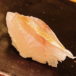 Sushi Matsuura - 春子鯛の昆布〆。完璧な脱水と塩入れに思わず舌を巻いてしまいました