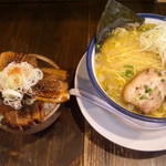 麺蔵 もみじ - 炙りチャーシュー丼と