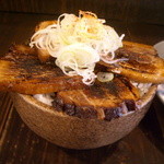 麺蔵 もみじ - 炙りチャーシュー丼横から