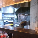 麺蔵 もみじ - カウンターより厨房を望む