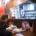 麺蔵 もみじ - カウンター席のみの店内