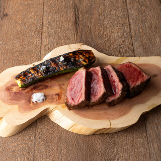 火入れで魅せる、炭火焼きイタリアン