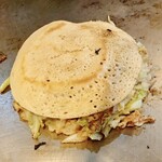 広島的鉄板酒場 鉄輝努 - ソースかける前