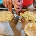 広島的鉄板酒場 鉄輝努 - 焼いているところ