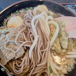 大介うどん - 黒どんぶりそば三玉、うどん二玉(ねき、あげ玉、杵つき揚げ餅、ちくわいそべ揚げ、じゃこ天かまぼこ入り)