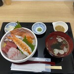 アキラ水産 - 数量限定の海鮮丼1,000円