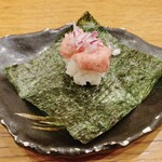 にぎり鮨 一五〇 - トロと玉ねぎ包み