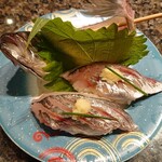 すし辰 - アジ姿握り（290円）