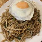 Yakisoba Rokusanhonten - やきそば中盛りに目玉焼きトッピングで988円