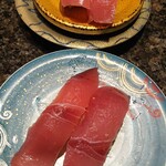 すし辰 - まぐろ（下・290円）、まぐろ赤身（上・400円）