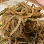 焼麺 六三本店 - 麺のリフトアップ